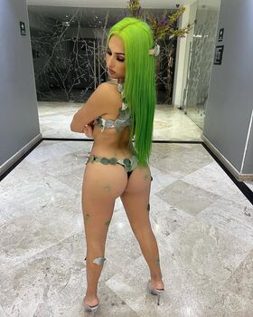 BadGalAriah Procurena gola OnlyFans fotografija 9