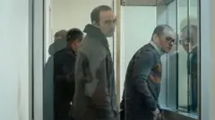 Fransa vətəndaşı Martin Rayan (ortada) 6 yanvar 2025-ci ildə Bakıda casusluq ittihamı ilə keçirilən məhkəmə iclası zamanı əks olunub.